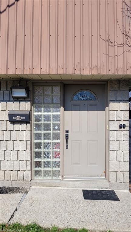 Property Photo:  325 Fairview Drive 3  ON N3R 2X3 