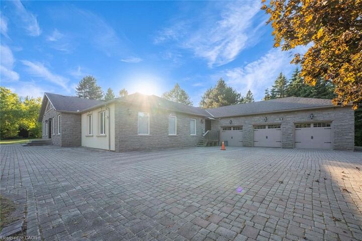Property Photo:  8 Ridgewood Drive  ON L4E 3M1 