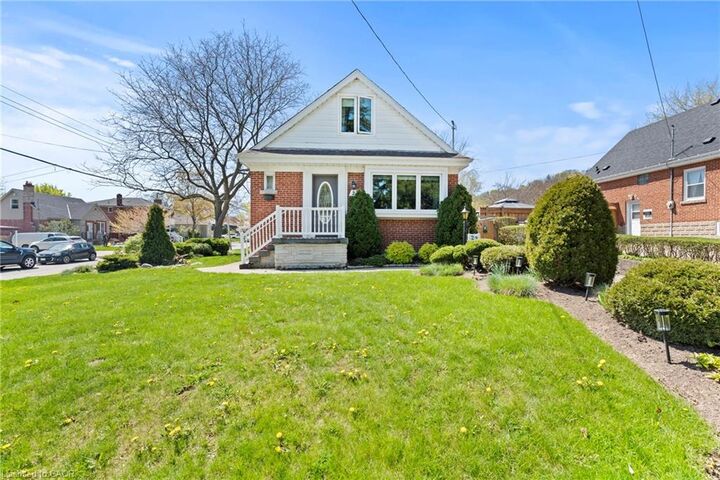 Property Photo:  22 Dundonald Avenue  ON L8K 4Z9 