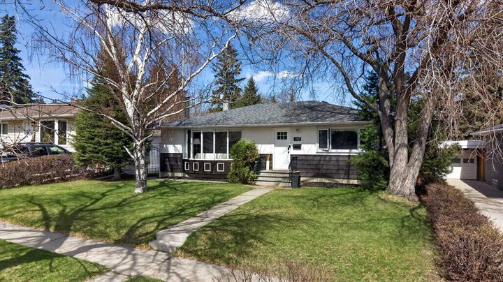 Property Photo:  1232 40 Avenue NW  AB T2K 0G4 