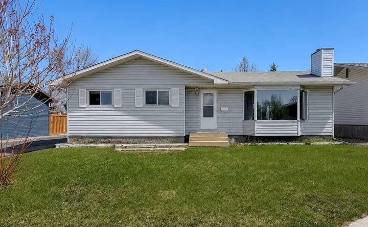 Property Photo:  8511 99B Street  AB T8V 2J3 