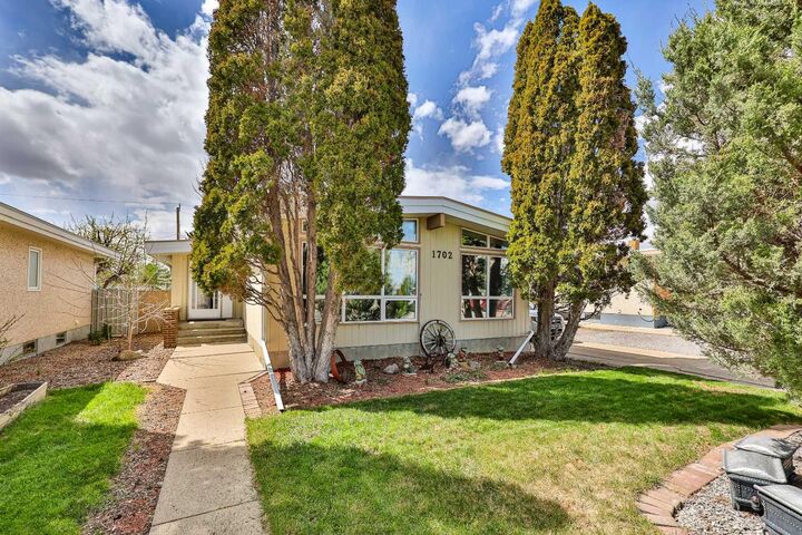 Property Photo:  1702 26 Street S  AB T1K 2N6 
