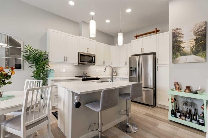 Property Photo:  212 Crestbrook Common SW  AB T3B 6L1 