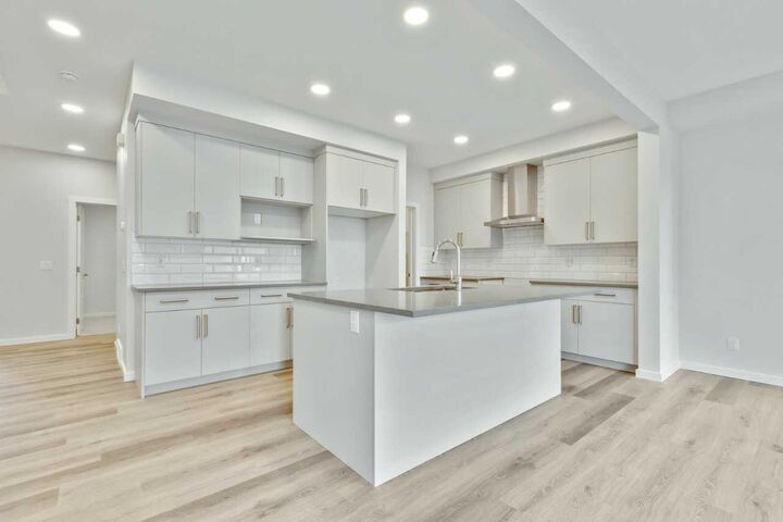Property Photo:  400 Heartwood Grove SE  AB T3M 2K1 