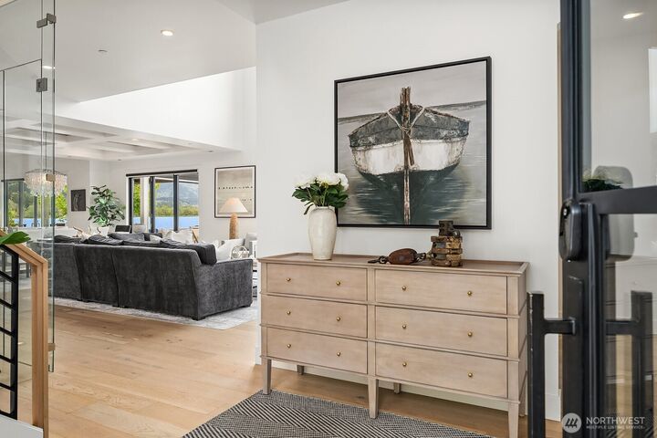 Property Photo:  4233 E Lake Sammamish Shore Lane SE  WA 98075 