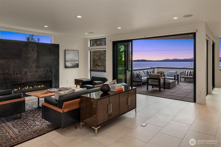 Property Photo:  1400  Olympic Way W  WA 98119 
