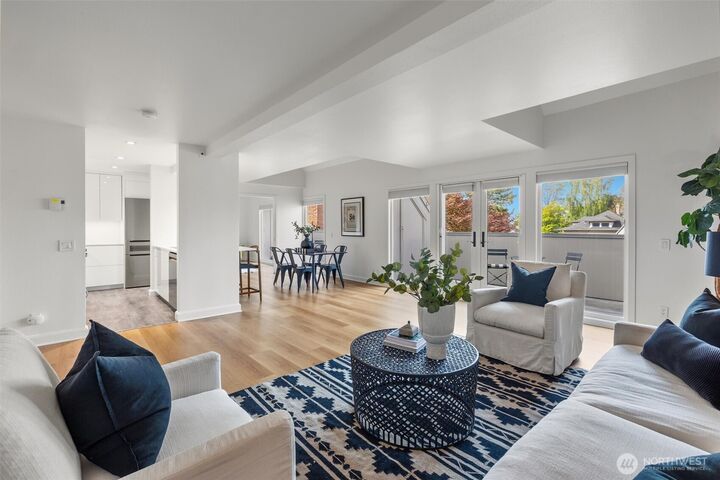 Property Photo:  1401  5th Avenue W 402  WA 98119 