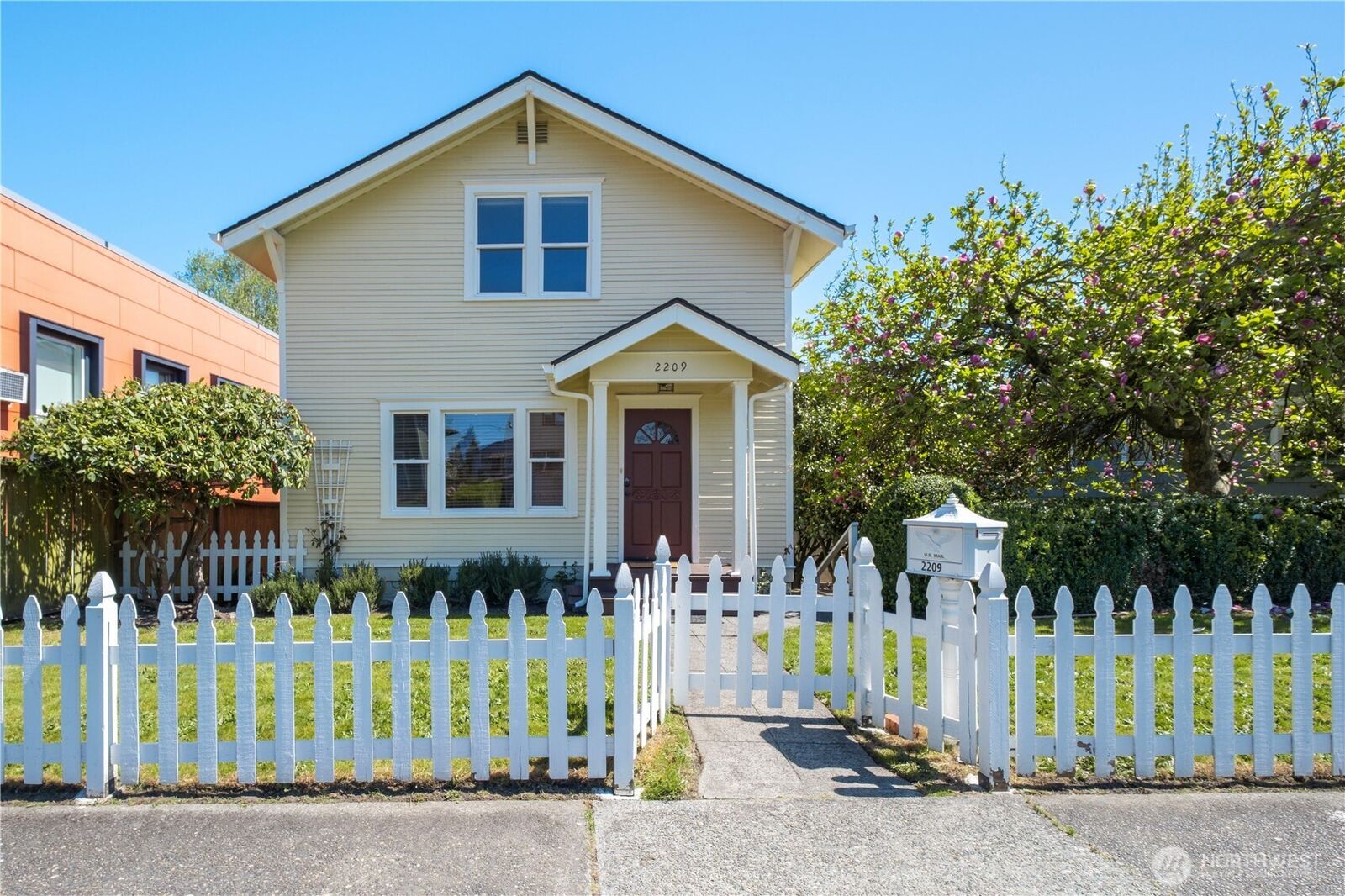 Property Photo:  2209  Wetmore Ave  WA 98201 