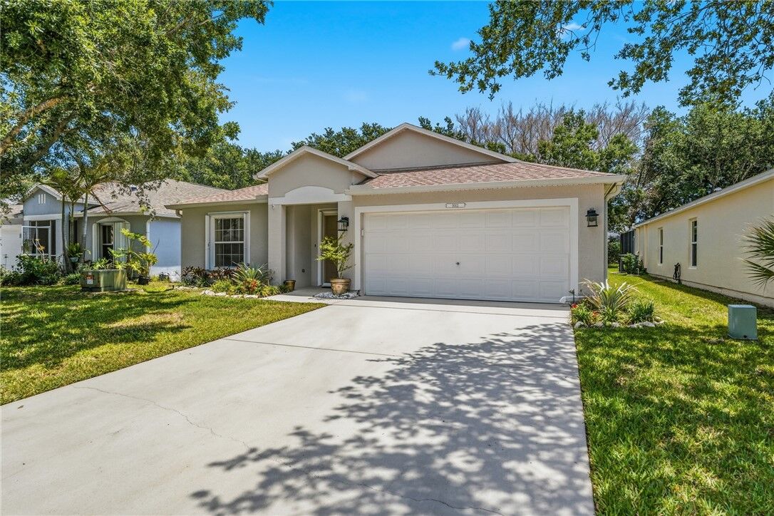Property Photo: 1013 E 13th Square FL 32960