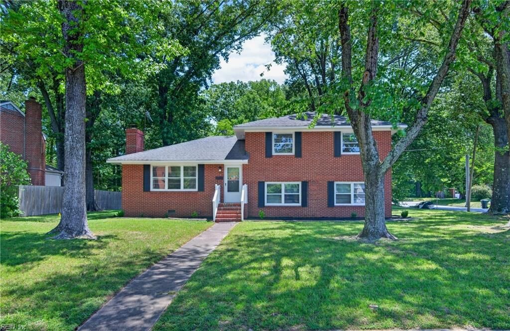 Property Photo: 2 Larchmont Cres VA 23606