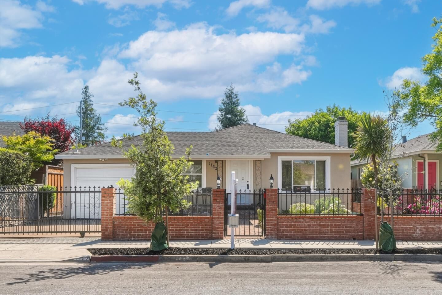 Property Photo:  1162 Oliver Street  CA 94061 