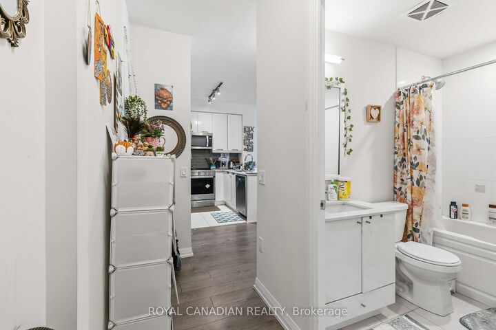 Property Photo: 65 Watergarden Drive 1501 ON L5R 0G9