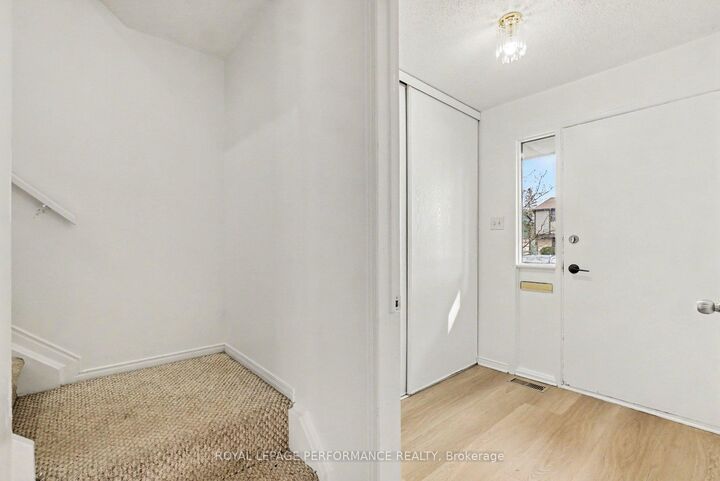 Property Photo: 1641 Meadowbrook Road ON K1B 4W6