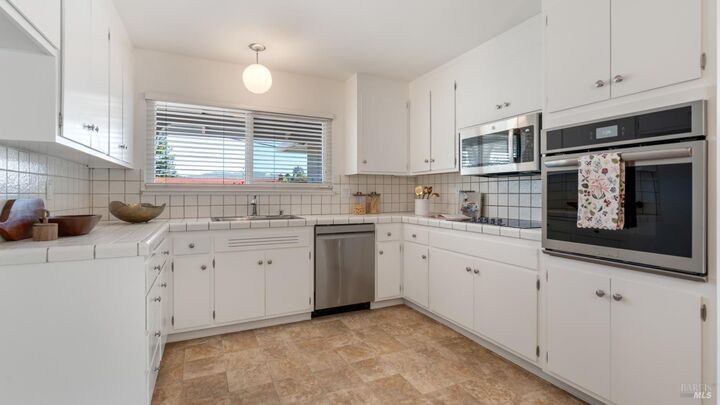 Property Photo:  532 Tamarack Drive  CA 94903 