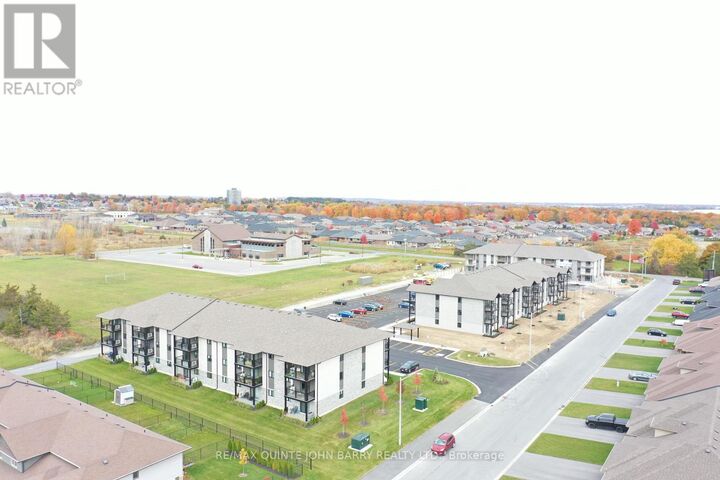 Property Photo:  307-10 Hillside Meadow Drive  ON K8V 0J7 