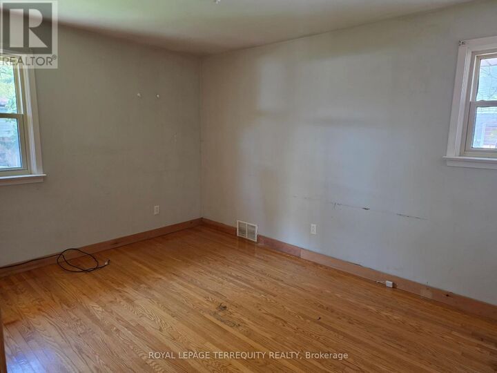 Property Photo:  319 Hillcroft Street Main  ON L1G 2M1 