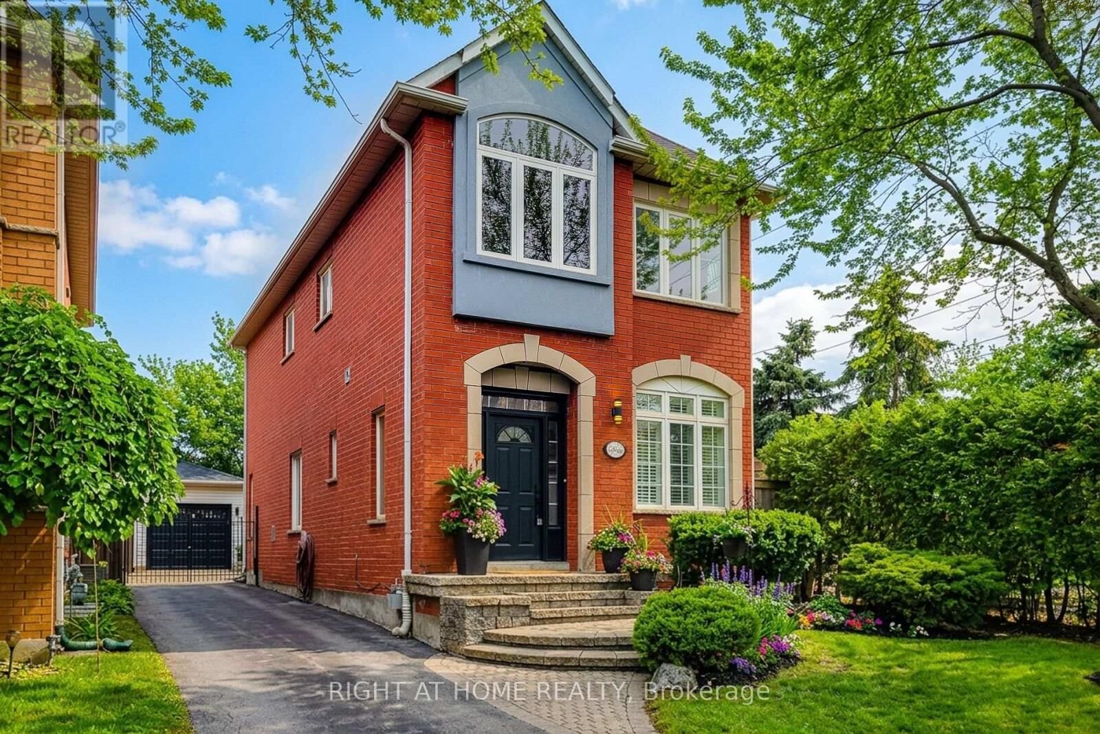 Property Photo:  2624 Castle Hill Crescent  ON L6H 6J1 