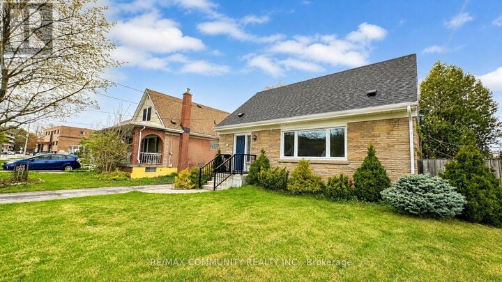 Property Photo:  386 Whitney Avenue  ON L8S 2H4 