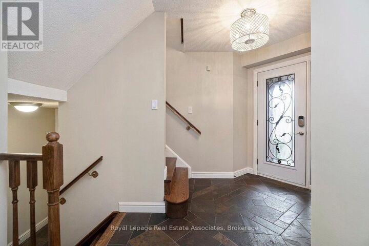 Property Photo:  7321 Sandhurst Drive  ON L5N 7G8 