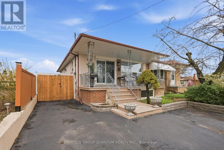 Property Photo:  1257 Alexandra Avenue  ON L5E 2A7 