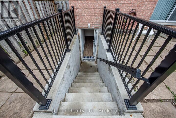 Property Photo:  899 Boyer Boulevard  ON L5V 1Y1 