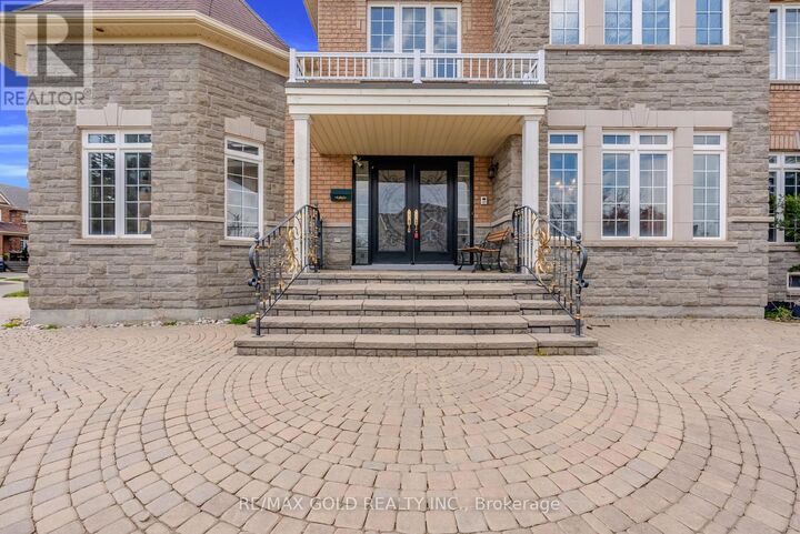 Property Photo:  5499 Doctor Peddle Crescent  ON L5M 0K7 