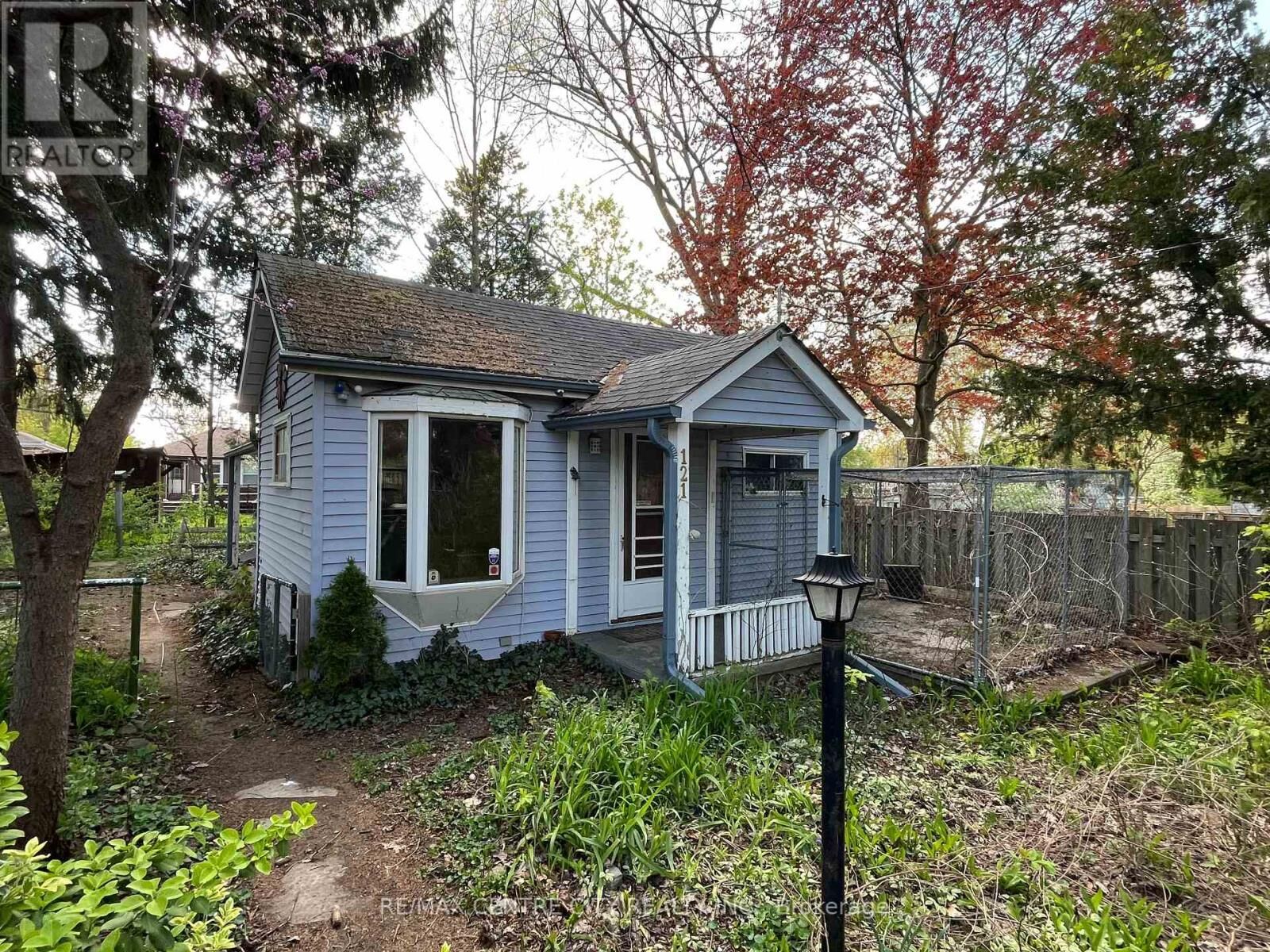 Property Photo:  121 Barker Street  ON N5Y 1X9 