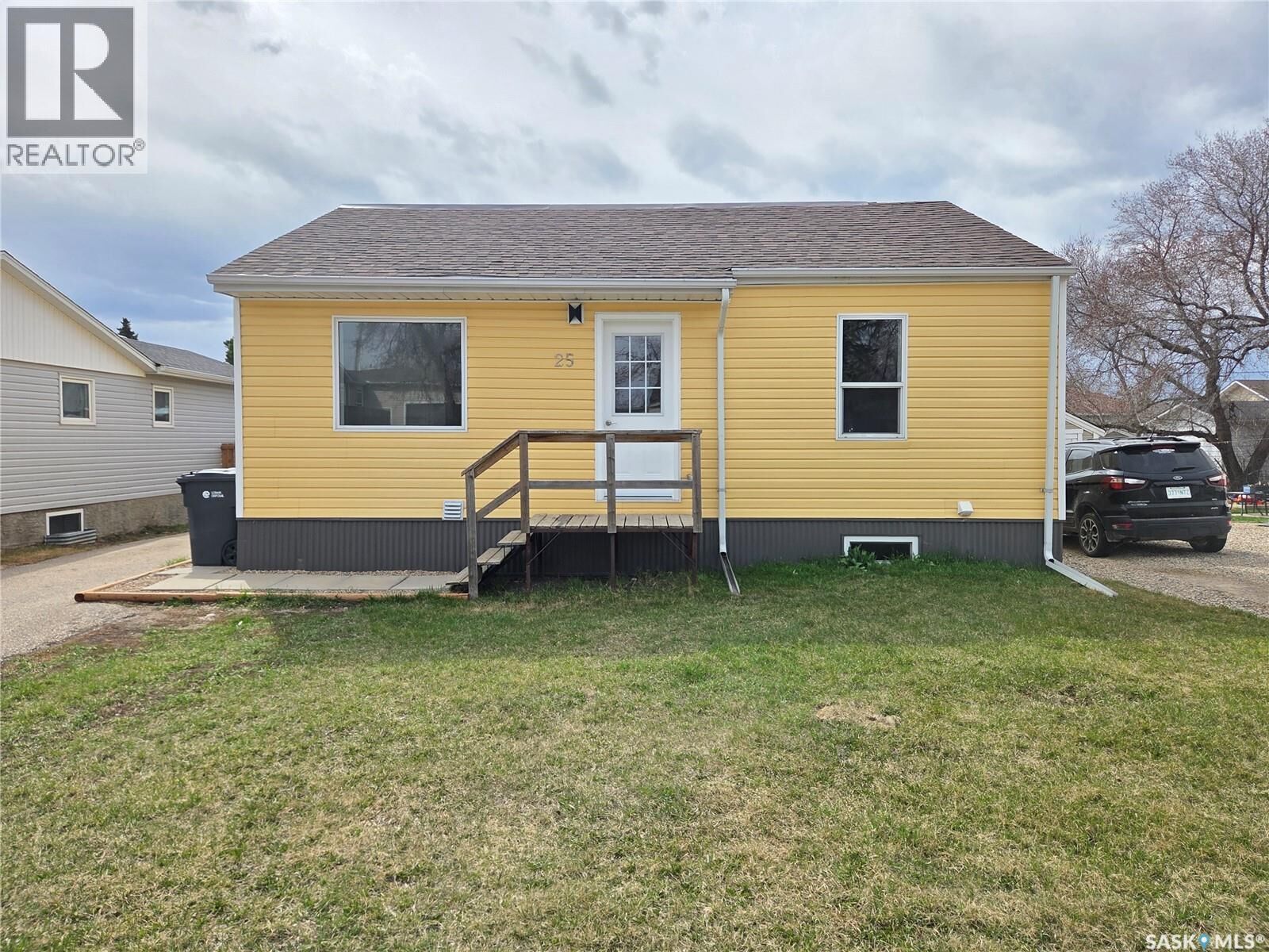 Property Photo:  25 Rhodes Street  SK S0C 2H0 