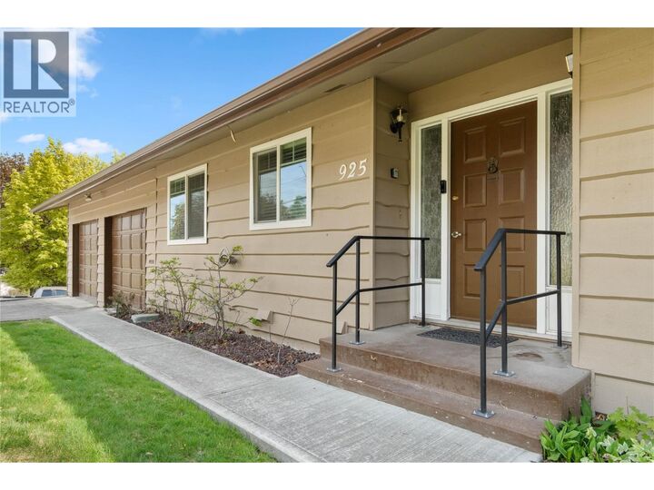 Property Photo:  925 Sicamore Drive  BC V2B 8B7 