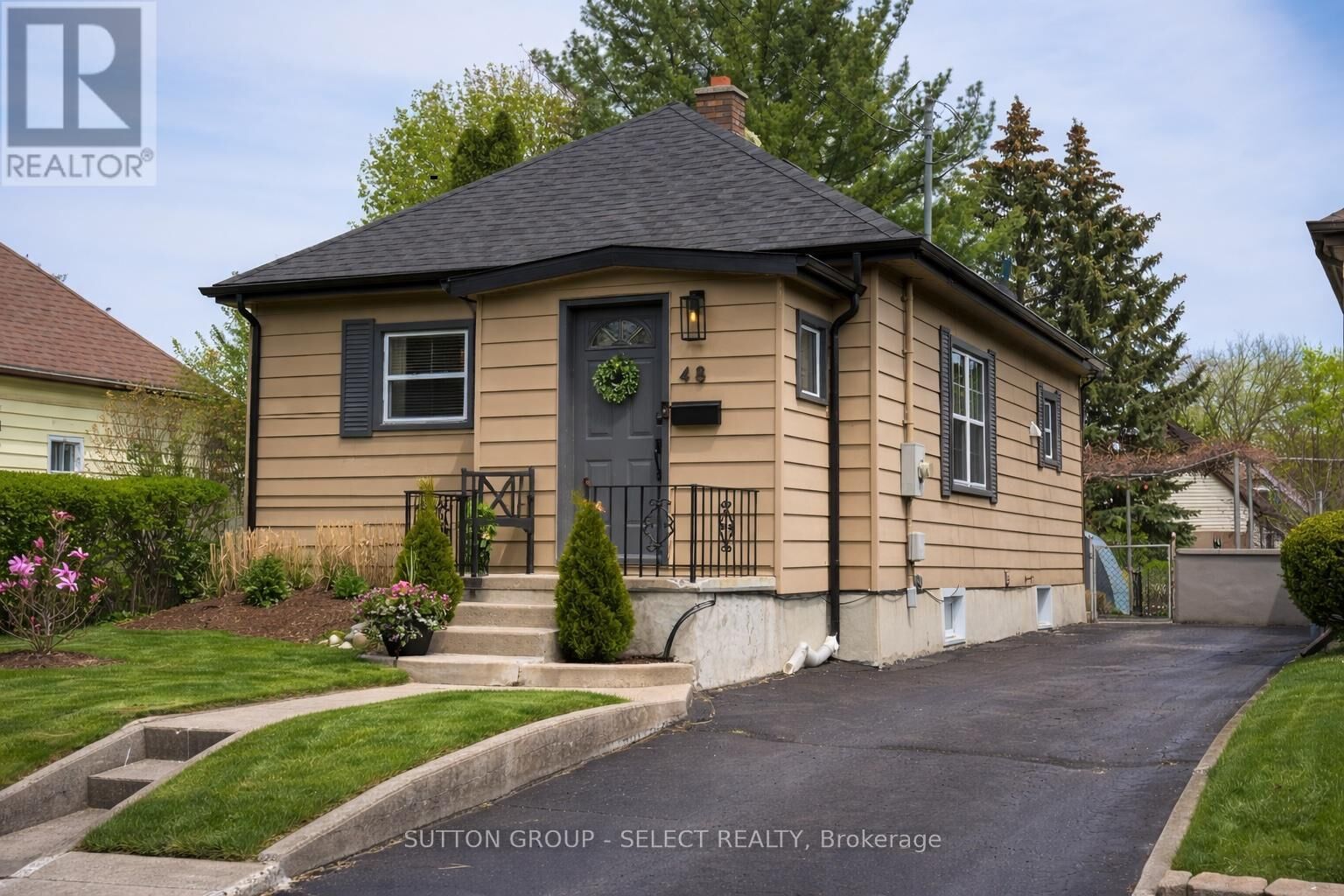 Property Photo:  48 Barker Street  ON N5Y 1X6 