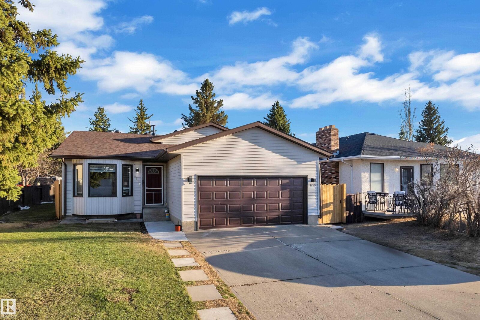 Property Photo:  4819 30 Avenue NW  AB T6L 4R4 