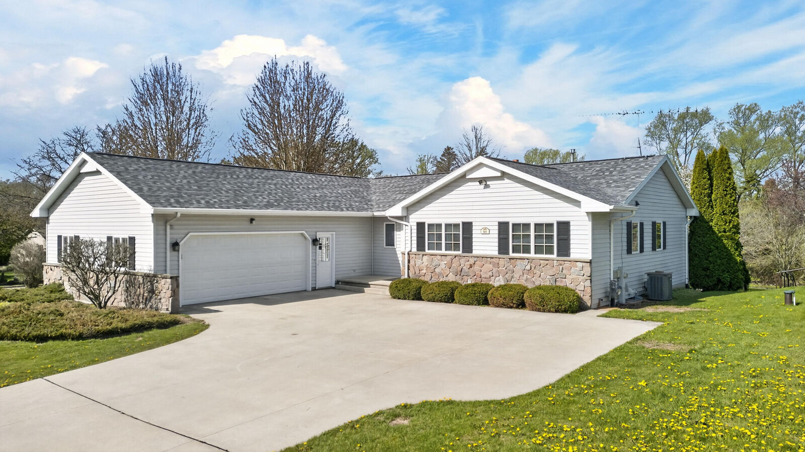 Property Photo:  914 Hawthorne Dr  WI 53083 