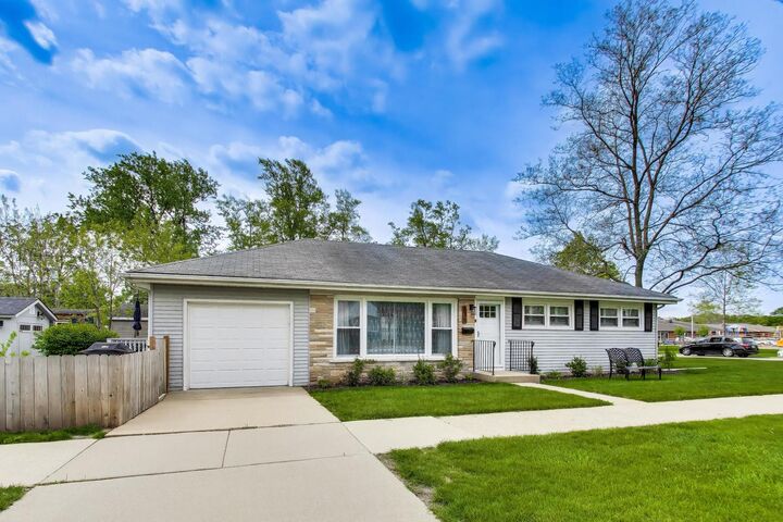 Property Photo:  321 N Fairview Avenue  IL 60056 