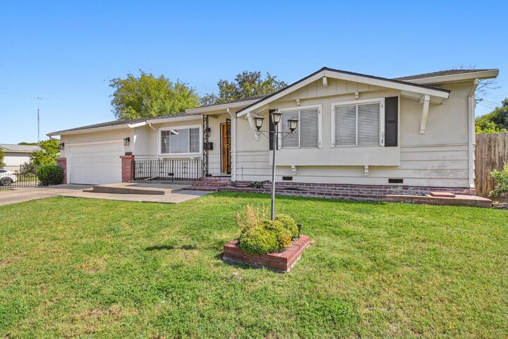 Property Photo:  2154 Meadowglen Avenue  CA 95832 