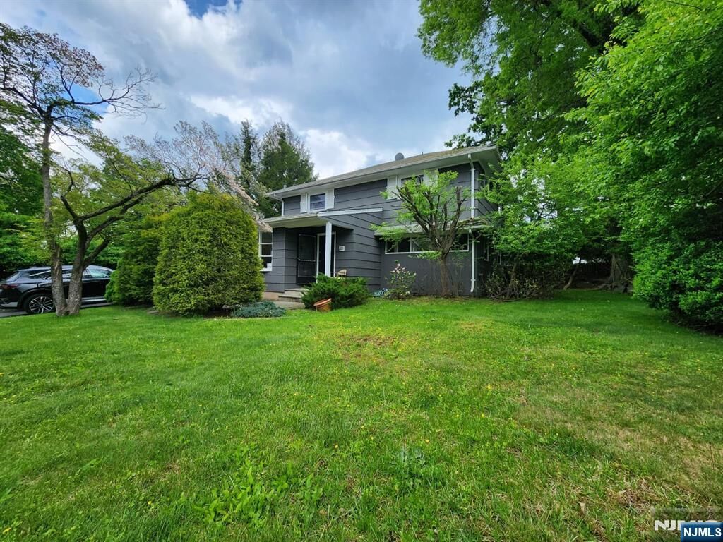 Property Photo:  20 Elmwood Terrace  NJ 07626 