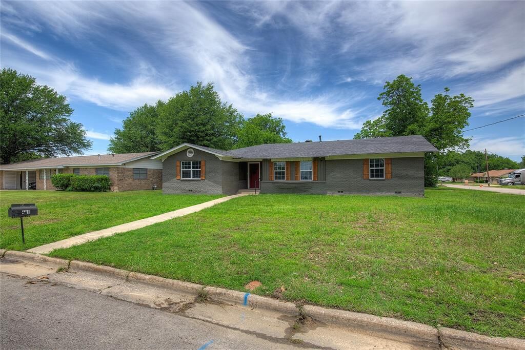 Property Photo: 401 Lee Street TX 75482
