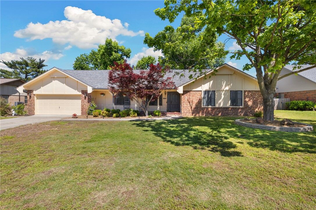 Property Photo:  701 S Chateau Drive  AR 72758 