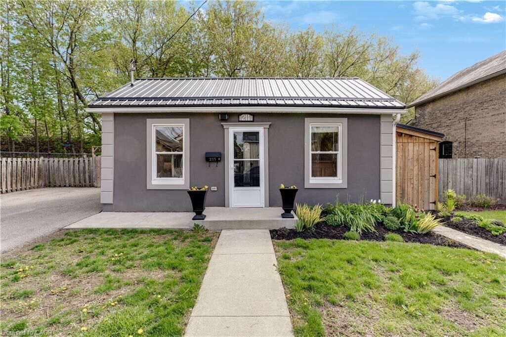 Property Photo:  211 William Street  ON N3T 3L6 