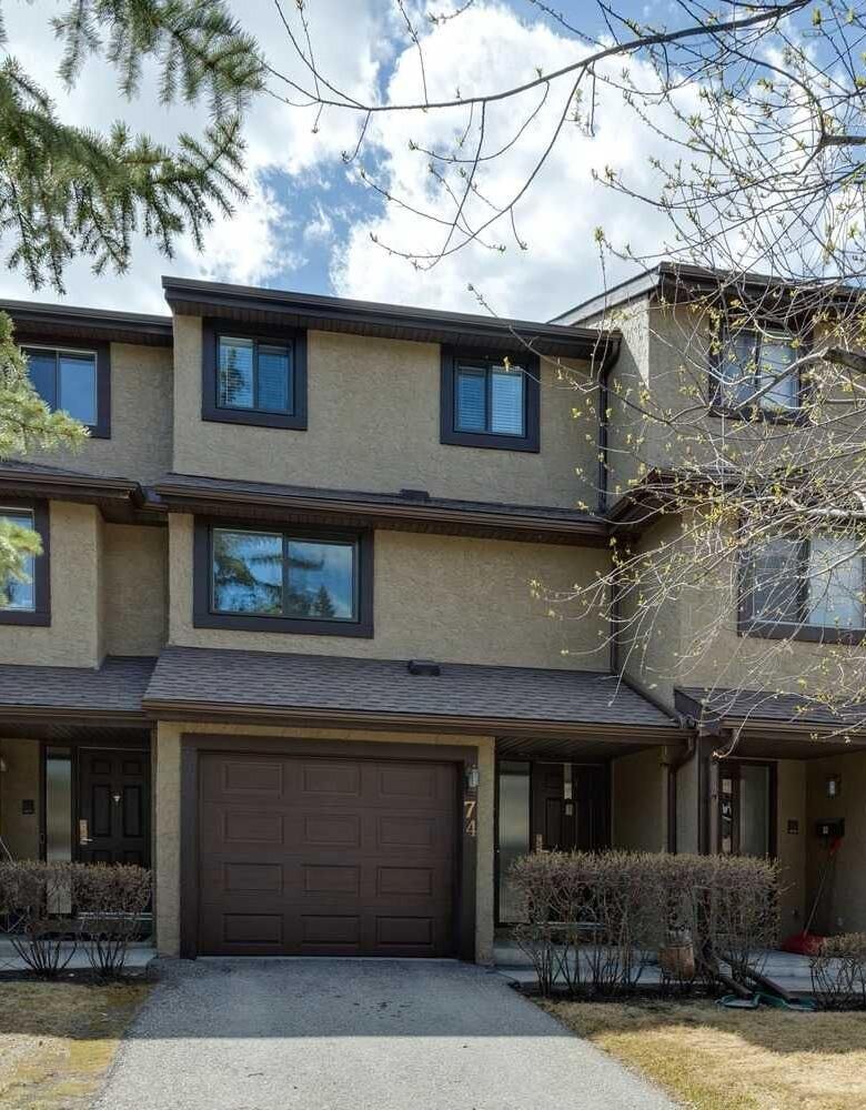 Property Photo:  74 Glamis Gardens SW  AB T3E 6S4 