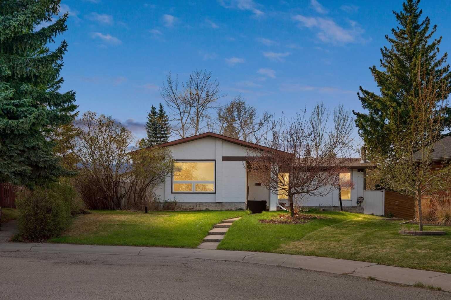 Property Photo:  740 Canfield Place SW  AB T2W 1K6 