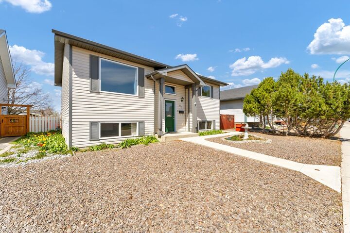 Property Photo:  970 Kipling Crescent SW  AB T0J 2P0 