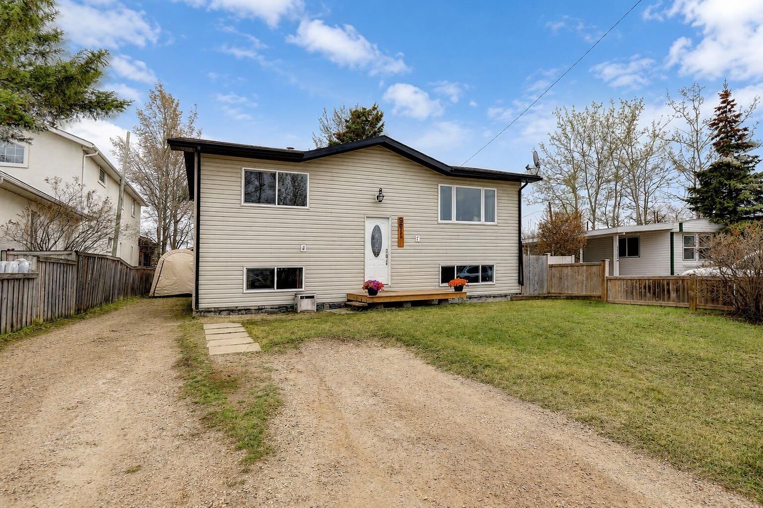 Property Photo:  9911 104 Avenue  AB T8X 5A2 
