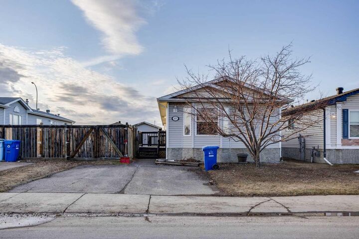Property Photo:  377 Ash Way  AB T9K 0H7 