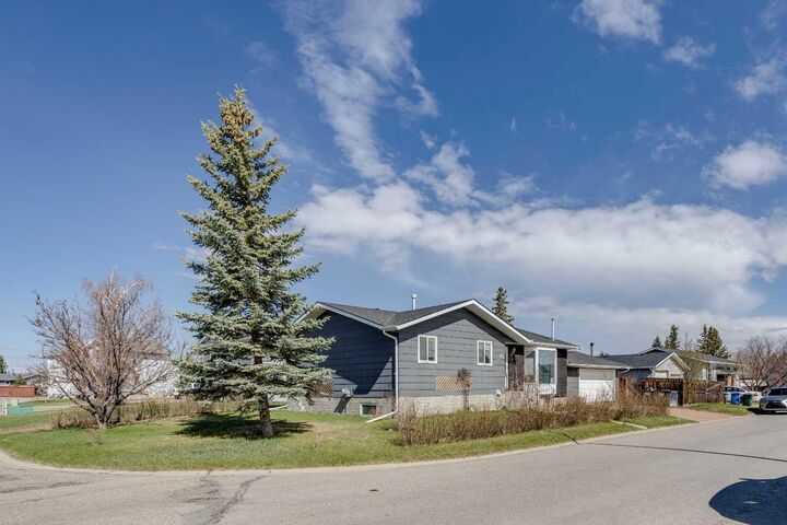 Property Photo:  201 Southridge Place  AB T0M 0W0 