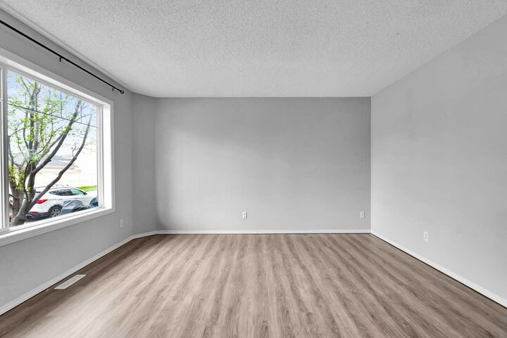 Property Photo:  164 Bridleridge Gardens SW  AB T2Y 4L4 