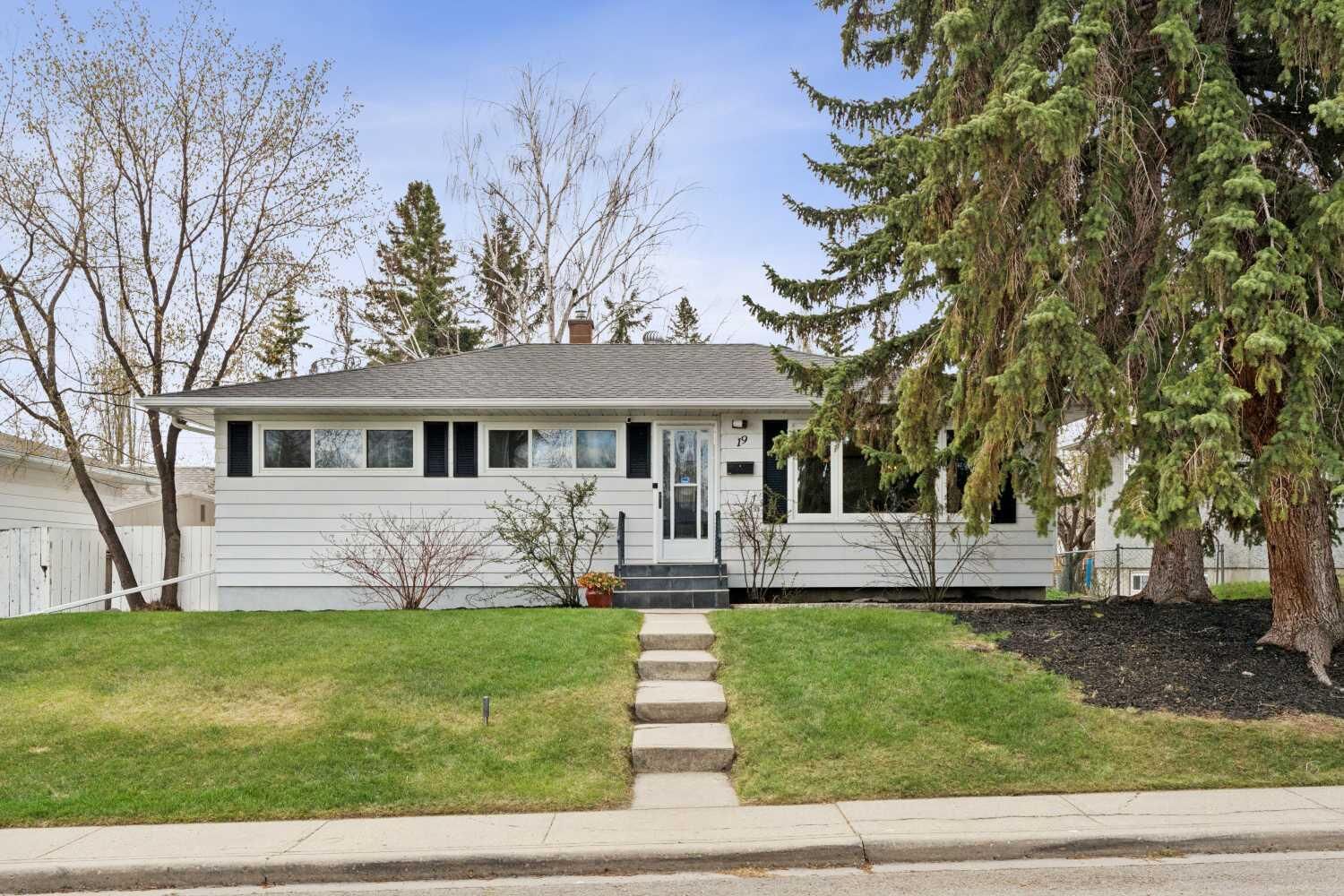 Property Photo:  19 Hyslop Drive SW  AB T2V 3A2 