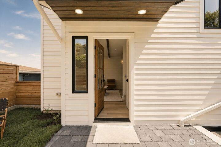 Property Photo: 909 32nd Avenue S B WA 98144