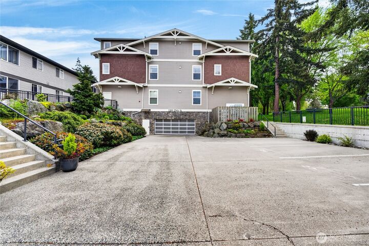 Property Photo:  1109  29th Street 301  WA 98221 