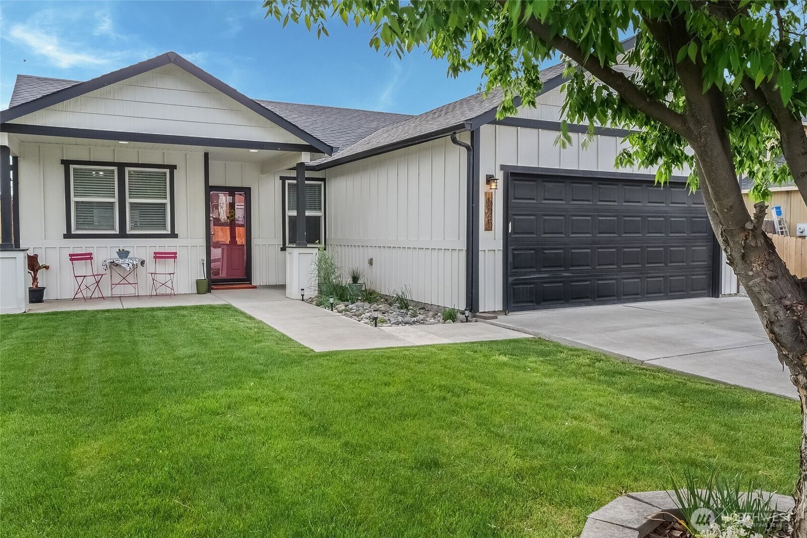 Property Photo:  525  Kentucky Drive  WA 98837 