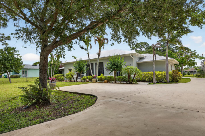 Property Photo:  5606 Silver Oak Drive  FL 34982 